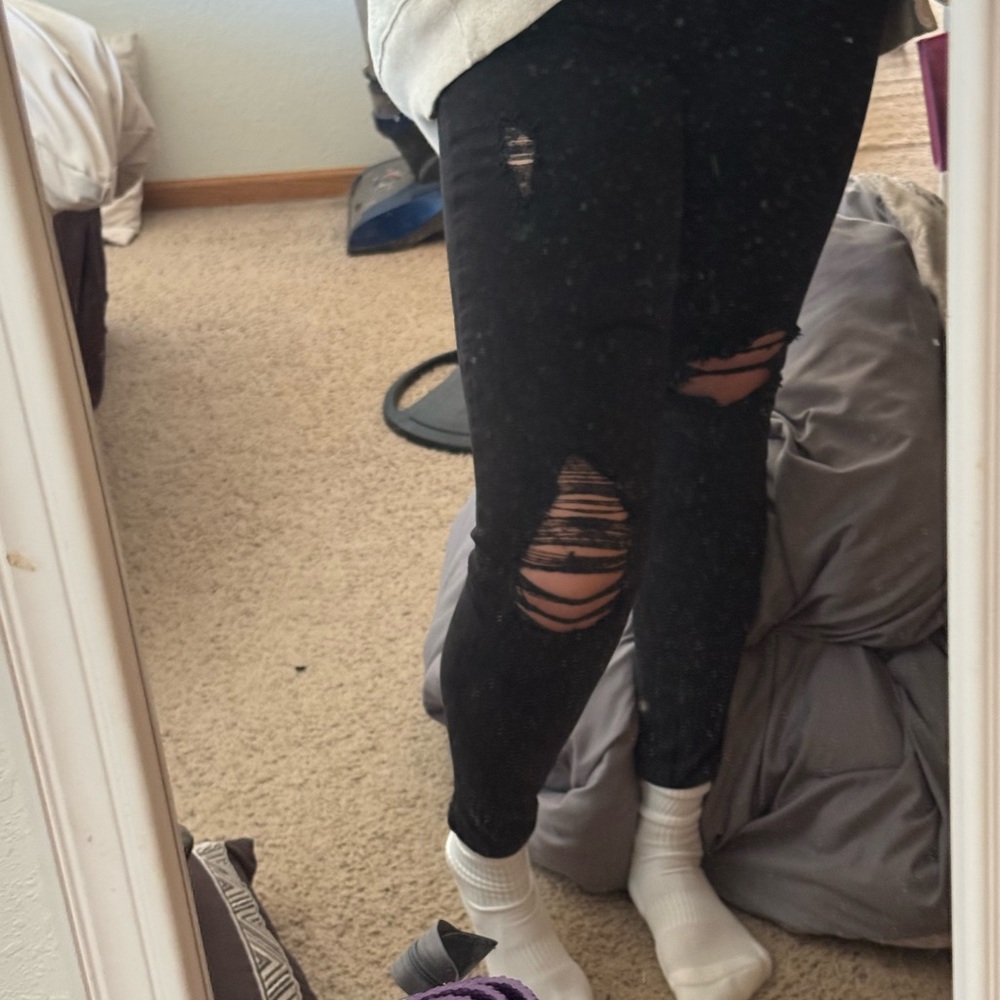 ❄️WINTER SALE!!!❄️ AEO LOW RISE NEXT LEVEL STRETCH BLACK RIPPED JEGGING!